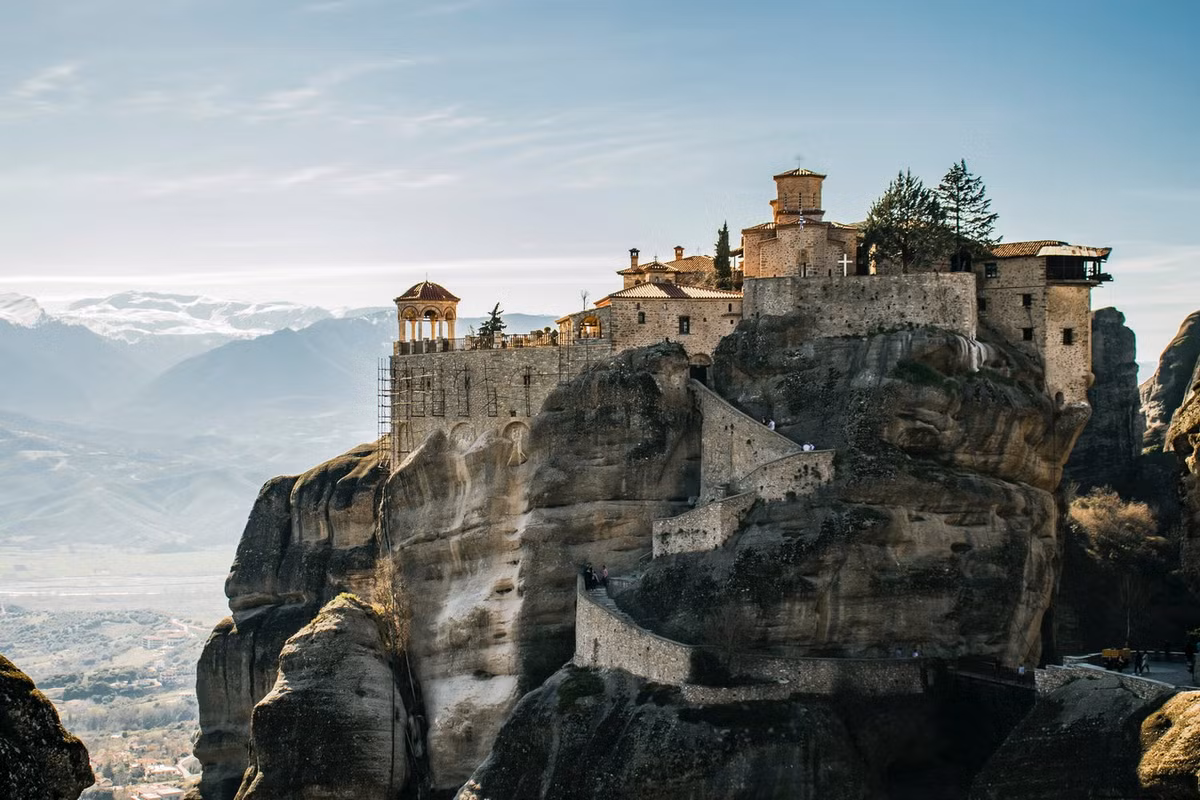 Đến thế kỷ 18, Meteora đã trở thành một trung tâm ẩn náu của các chiến binh Hy Lạp. Trong Thế chiến II, các tu viện ở đây bị lực lượng Đức và Italia chiếm đóng, phá hủy nặng nề. Ảnh: Travel Matters.
