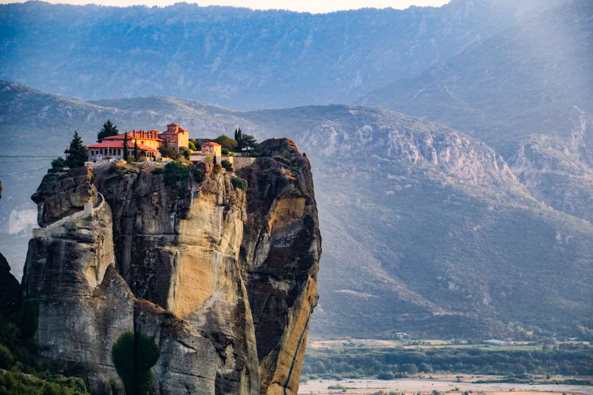  Meteora là tên gọi của một quần thể tu viện cổ được xây dựng ở một vị trí rất đặc biệt: Trên đỉnh các cột đá tự nhiên khổng lồ ở Tây Bắc khu vực Thessaly, gần con sông Pinios và ngọn núi Pindus ở trung tâm Hy Lạp. Ảnh: CNET.