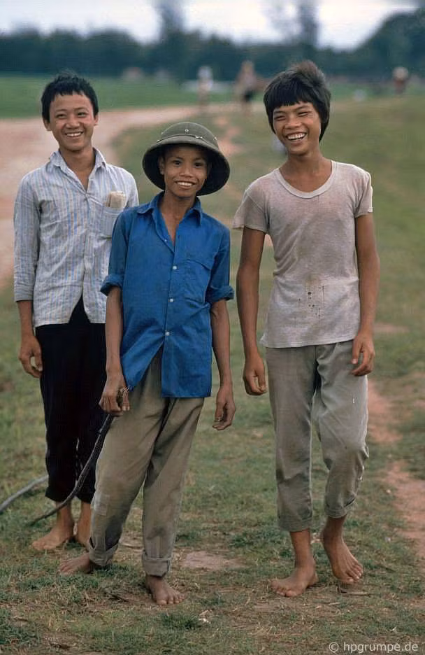Nụ cười hồn hậu của các thiếu niên ở ngoại thành Hà Nội. Ảnh: Hpgrumpe.de.