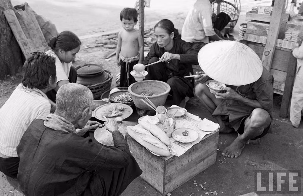 Bữa ăn trên vỉa hè của những người lao động.