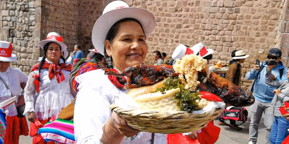 Tại Peru, chuột lang - hay còn gọi là cuy - không chỉ là thực phẩm giàu dinh dưỡng mà còn có vai trò quan trọng trong các lễ hội và văn hóa địa phương. Đơn cử, bức tranh "Last Supper" (Bữa tối cuối cùng) của Marcos Zapata ở Thánh đường ở Cusco có vẽ món chuột lang. Ảnh: NBCNews.