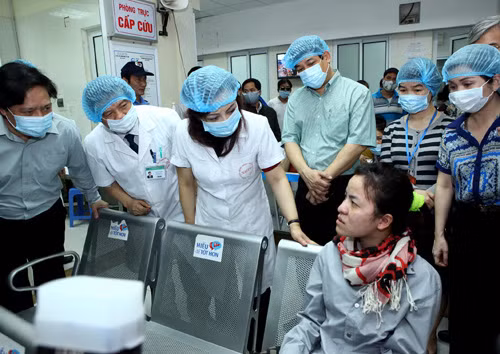 Bộ trưởng Nguyễn Thị Kim Tiến hỏi thăm, động viên bệnh nhân mắc bệnh sởi đang được điều trị tại Bệnh viện Nhiệt đới Trung ương.