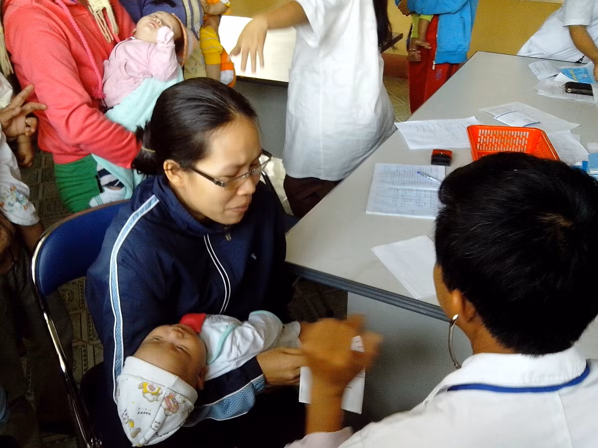 Khám và tiêm phòng vacxin cho trẻ em ở xã Xuân Phước, huyện miền núi Đồng Xuân, Phú Yên.