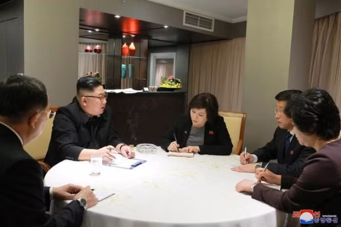 Chu tich Kim Jong-un co cuoc thao luan chien luoc ngay khi den Ha Noi