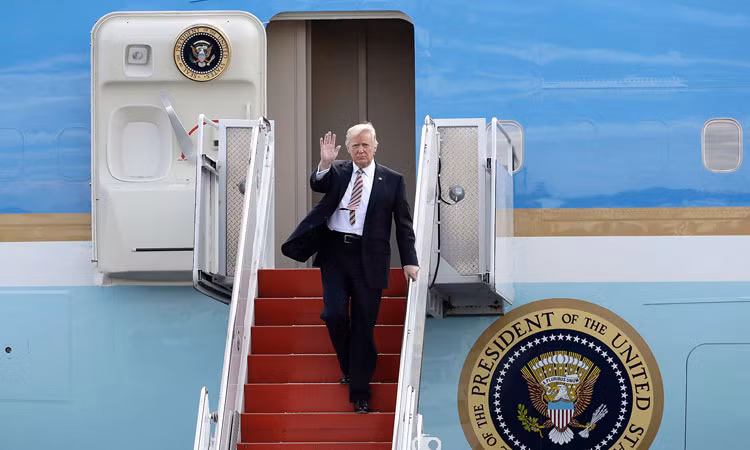 Tong thong Donald Trump dang tren duong toi Viet Nam