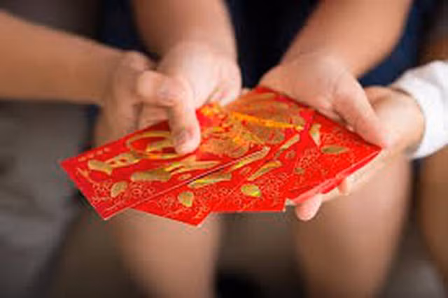 Con dâu bị cả nhà chồng ỉ ôi vì mừng tuổi bố mẹ chồng 200 nghìn Con dau bi ca nha chong i oi vi mung tuoi bo me chong 200 nghin