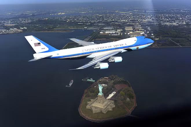 Khong luc Mot cua ong Trump ton 2,4 trieu USD de bay den Viet Nam