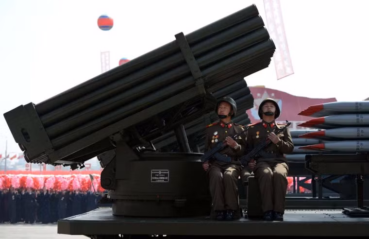 Hê thống pháo phản lực phóng loạt được trình diễn trong buổi duyệt binh nhân kỉ niệm 100 năm ngày sinh cố lãnh đạo Kim Il-sung.