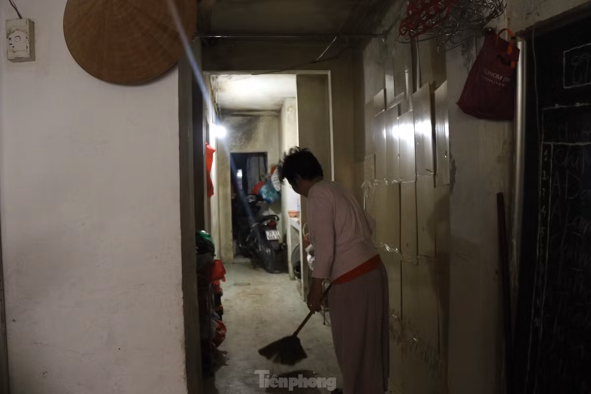 Sống 20 năm tại khu tập thể B3 Trung Tự, bà Lý (52 tuổi, Đống Đa) cho biết, khu tập thể theo thời gian cũng dần xuống cấp. Tại khu vực tầng 1 của gia đình bà thường xuyên ẩm thấp, bị dột nước nặng. "Cảnh sống ở nhà tập thể chuyện nước mưa ngấm sang nhà nhau là bình thường. Nhiều gia đình vì điều kiện sống không tốt đã lựa chọn chuyển đi. Điều kiện không tốt như vậy mà được cải tạo khang trang lại thì may mắn quá", bà Lý nói.