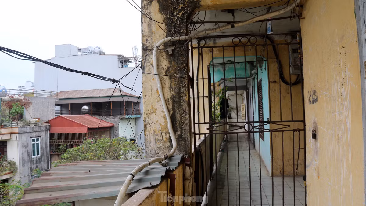 Sở Quy hoạch - Kiến trúc khẳng định: Hiện nay không còn vướng mắc gì liên quan đến lập quy hoạch chi tiết cho các khu chung cư cũ trên địa bàn. Các quận, huyện phải bắt tay vào làm. Đồng thời phối hợp với các Nhà đầu tư trước đây nghiên cứu lập nhiệm vụ và ý tưởng quy hoạch chung cư cũ trên địa bàn quản lý (đã ngừng nghiên cứu do không phù hợp quy định pháp luật hiện hành về đơn vị tổ chức lập quy hoạch) và Viện Quy hoạch xây dựng Hà Nội (đơn vị tư vấn lập quy hoạch) để tiếp nhận, tham khảo, tận dụng các nội dung đã thực hiện nhằm rút ngắn thời gian nghiên cứu, đẩy nhanh tiến độ triển khai lập quy hoạch chi tiết... 