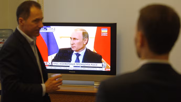 Hai đại biểu quốc hội Ukraine theo dõi cuộc họp báo của Tổng thống Nga Putin hôm 4/3.