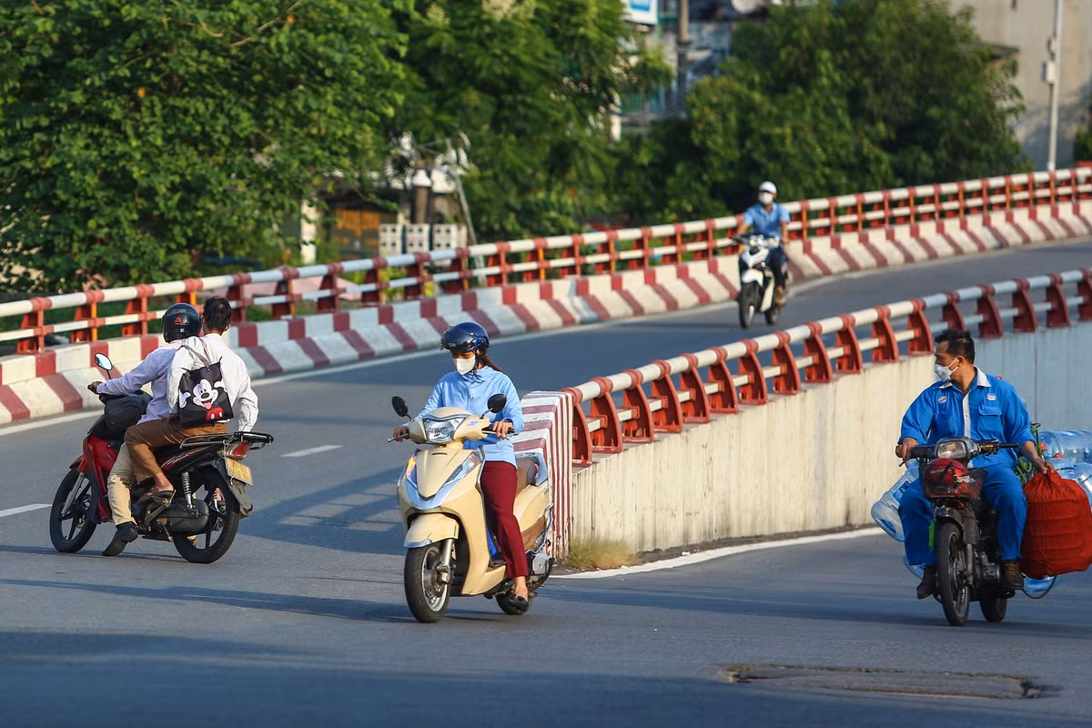 Số khác quay xe ngay tại lối xuống cầu Chương Dương hướng về quận Tây Hồ.