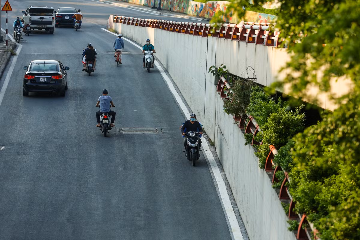 Các phương tiện quay đầu phóng ngược chiều theo đường gầm vòng xuyến cầu Chương Dương về trung tâm quận Hoàn Kiếm.