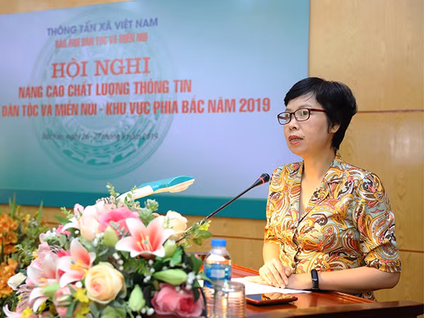 Năm 1999, bà giữ chức Phó Trưởng phòng biên tập tin tiếng Anh, Ban biên tập tin Đối ngoại; năm 2002, giữ chức Trưởng phòng thông tin điện tử thuộc Ban biên tập tin Đối ngoại. Đến năm 2003, bà Vũ Việt Trang giữ chức Trợ lý Trưởng ban biên tập tin Đối ngoại. Năm 2004, bà giữ chức Trợ lý Trưởng ban kiêm Trưởng phòng biên tập tin tiếng Anh, Ban biên tập tin Đối ngoại.