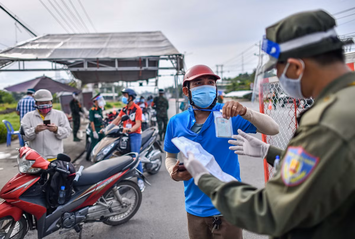 "Thẻ thông hành vaccine sẽ áp dụng cho người đã tiêm 1 mũi vaccine phòng Covid-19 sau 14 ngày hoặc đã tiêm đủ 2 mũi. Họ sẽ được xem xét cho qua chốt lưu thông liên phường nếu xuất trình được lịch sử tiêm chủng và giấy tờ tùy thân theo quy định", đại diện tổ công tác tại chốt cửa ngõ TP Thủ Dầu Một - TX Thuận An (Bình Dương) cho biết.