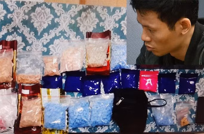 Ngoài ra, Quý còn cất giấu hơn 6 kg ma túy tại bệnh viện tâm thần để giao dịch với người bên ngoài. Bệnh nhân này điều 2 đàn em là Nguyên và Thường túc trực tại cổng bệnh viện, ngụy trang thành tài xế taxi và xe ôm công nghệ để cảnh giới.