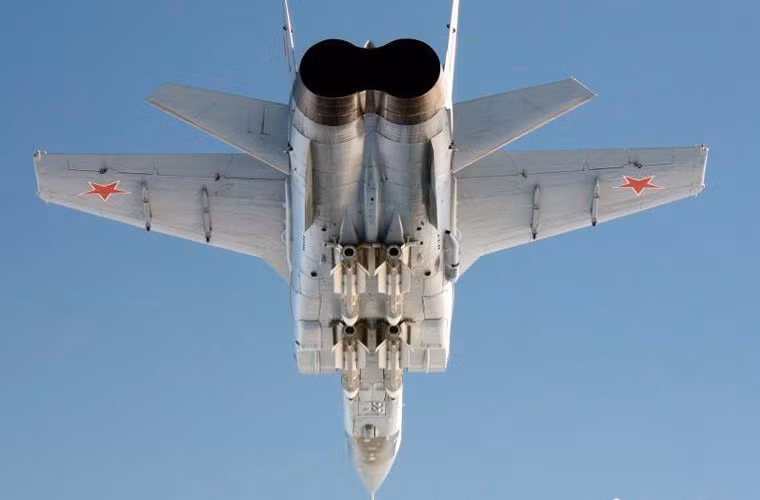 Phần thân dưới treo đầy tên lửa không đối không tầm siêu xa của tiêm kích MiG-31 Nga được tiêm kích Na Uy chụp khi thực hiện đánh chặn các máy bay Nga áp sát không phận.