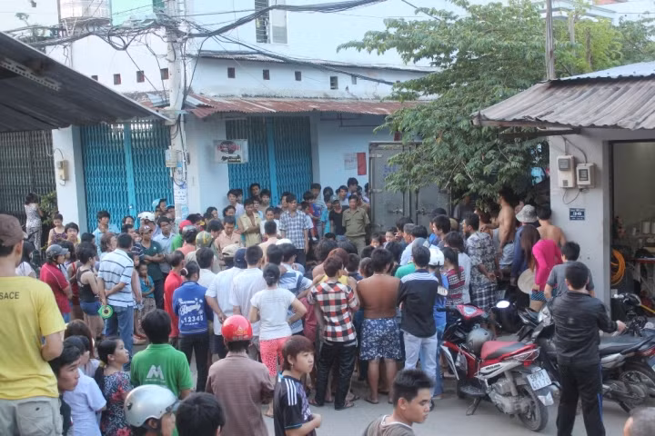 Rất đông người dân thương xót cho hoàn cảnh của vợ chồng anh Sơn.