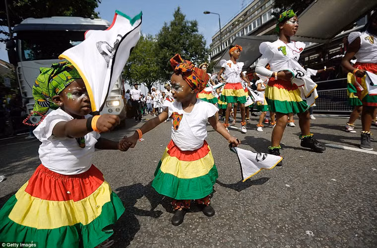 Các bé mới chập chững biết đi cũng tham gia lễ hội Carnival.