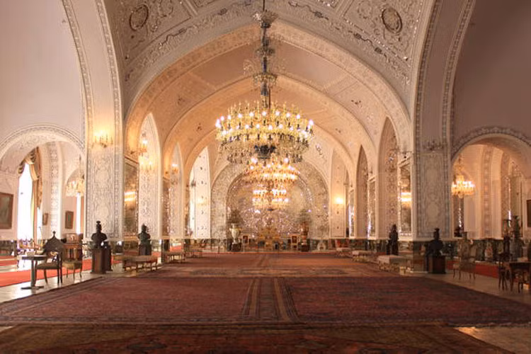 Nội thất lộng lẫy và xa hoa của cung điện Golestan.