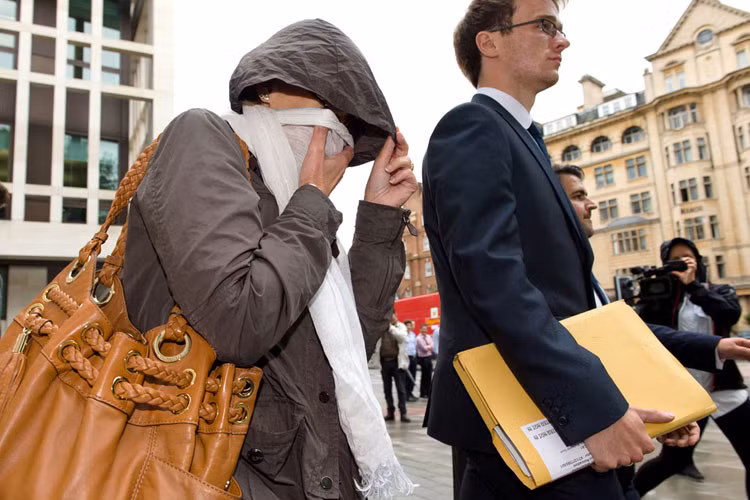 Anne Skinner, vợ của ông trùm mafia Italy Domenico Rancadore, bị bắt đầu tháng này tại London, rời khỏi tòa án Westminster Magistrates sau buổi xét xử chồng ở London ngày 22/8.