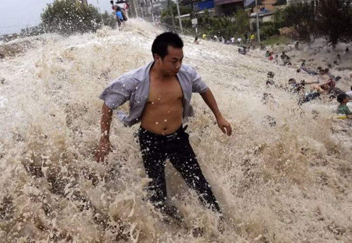 Nhiều người Trung Quốc bị triều cường, sóng lớn sông Tiền Đường cuốn trôi, nhấn chìm.