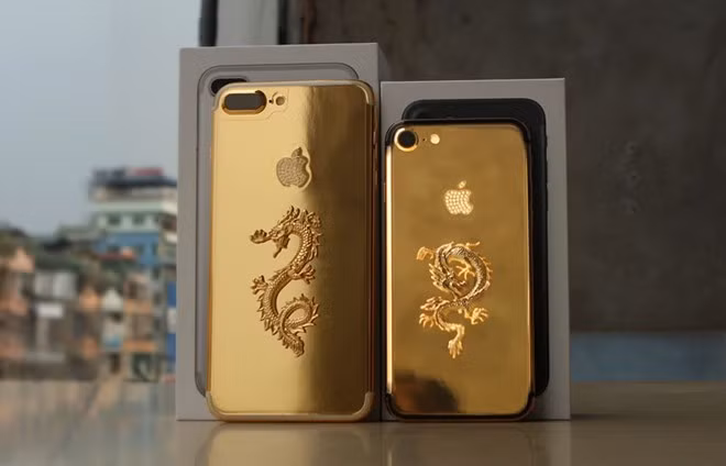 Để hoàn tất việc mạ vàng và đính rồng vàng nguyên khối lên thân máy, đơn vị chế tác sử dụng một cây vàng và 76 viên kim cương. Người mua có thể tùy chọn đính logo hoặc thông điệp cá nhân khác để tùy biến cho thiết bị của mình.