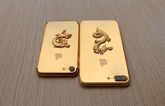 iPhone 7, 7 Plus hiện là mặt hàng hot trên thị trường. Máy về nước hôm 16/9. 2 thiết bị này sở hữu thay đổi nhẹ về thiết kế so với thế hệ trước nhưng nâng cấp phần cứng khá mạnh mẽ với chip A10, camera 12 megapixel cảm biến lớn cho iPhone 7, camera kép cho iPhone 7 Plus, cùng với đó là khả năng chống nước.