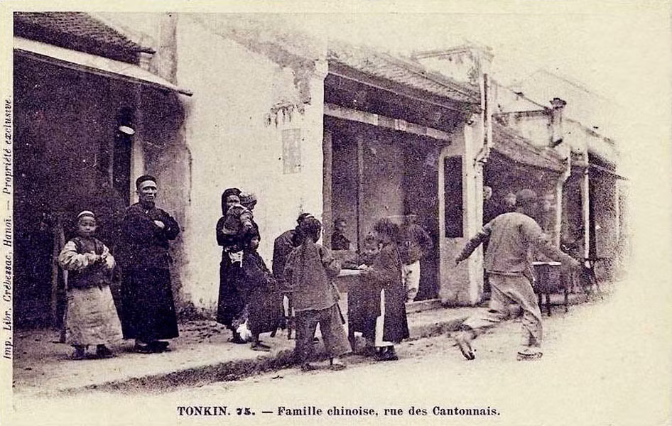 Gia đình người Hoa trên phố Hàng Ngang.