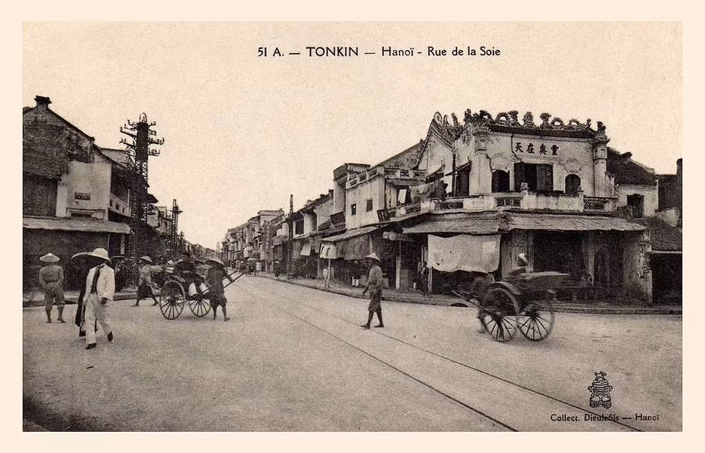 Phố Hàng Đào.