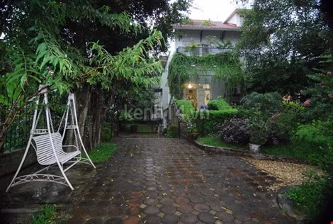 Nơi đây được bày trí một chiếc xích đu và bộ bàn ghế để các thành viên thư giãn trong vườn.