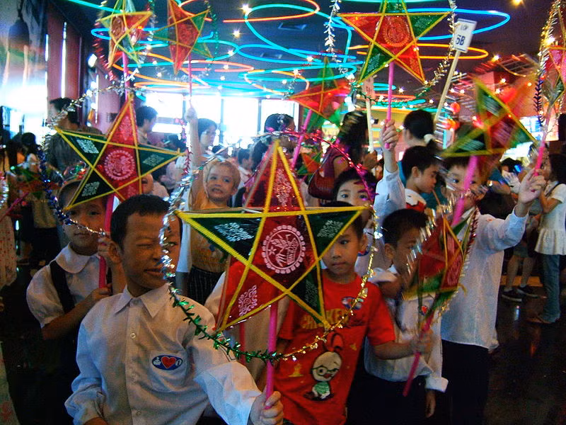 Những chiếc đèn ông sao hiện diện ở mọi nơi là hình ảnh đặc trưng của ngày Tết Trung thu ở Việt Nam. Ngoài ra, Tết Trung thu ở Việt Nam còn được gọi là Tết thiếu nhi với rất nhiều hoạt động dành cho trẻ em.