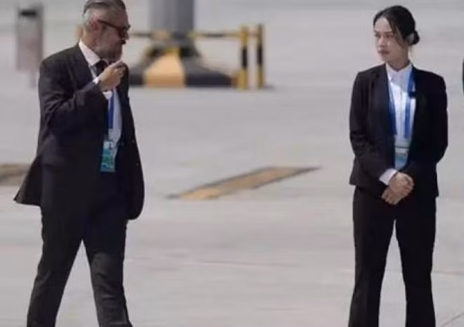Nữ cảnh vệ được khen ngợi có gương mặt thanh tú, song vẫn toát lên vẻ mạnh mẽ, đầy thu hút.