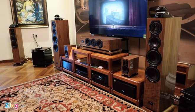 Bộ audio high-end cấu hình 7.2.4 gồm load trước Elac FS-509 VX-JET, bộ loa Surround gồm Elac FS 409, BS 403, loa giữa Elac BS CC 501 VX-Jet, 2 cặp loa Elac TS 3030 vị trí Atmos và 2 loa Sub Elac 2090. Dàn âm thanh đầy đủ này trị giá hơn 1,2 tỷ đồng. Đây là bộ âm thanh gần như tối tân và phối hợp hoàn hảo nhất tại triển lãm, với độ chống rung cao, âm thanh tốt và rõ ràng đến từng chi tiết. Điểm nhấn của bộ loa là tạo ra âm thanh trung thực, không "chải chuốt" bất kỳ chi tiết âm nào, cho trải nghiệm thực nhất, đặc biệt ở những loại nhạc chậm, thư giãn.