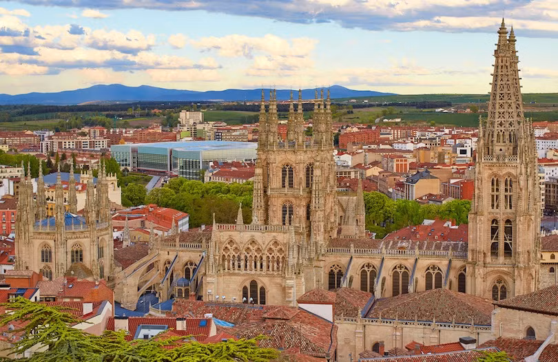 Nhà thờ Burgos là một nhà thờ dành riêng cho Đức Mẹ Đồng Trinh Maria ở Burgos, Tây Ban Nha. Công trình này nổi tiếng với kích thước to lớn và kiến trúc Gothic độc đáo. Việc xây dựng Nhà thờ Burgos bắt đầu vào năm 1221 và hoàn thành vào năm 1567, sau 2 thế kỷ.