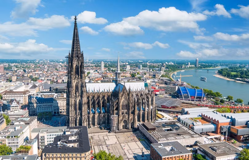 Nhà thờ Cologne (Kölner Dom) là địa danh nổi tiếng nhất của Cologne (Đức) trong nhiều thế kỷ. Đây cũng là nhà thờ Gothic lớn nhất ở Đức. Công trình nằm trên nền của một ngôi đền La Mã có từ thế kỷ thứ 4. Việc xây dựng nhà thờ bắt đầu năm 1248 và sau nhiều gián đoạn, công trình đã hoàn thành 600 năm sau đó.