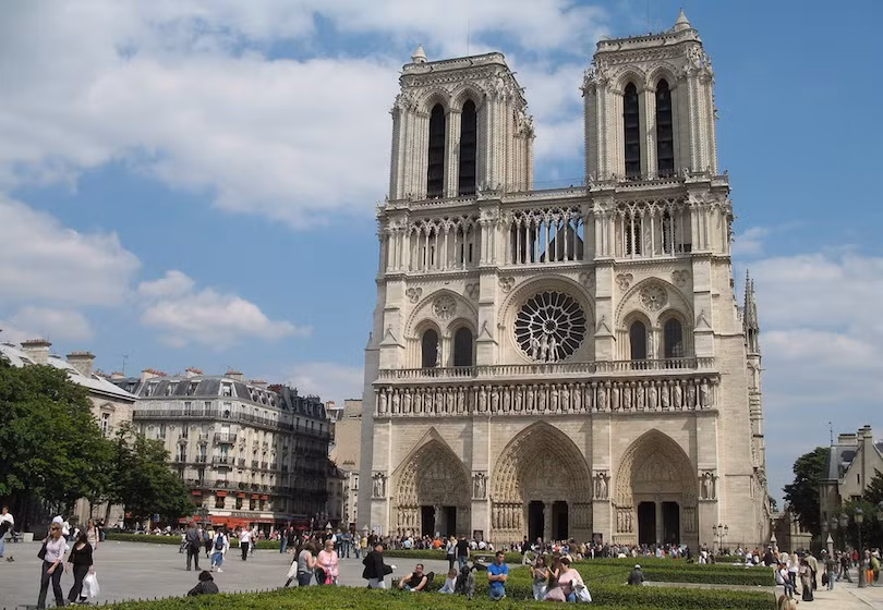 Nằm ở quận 4 của Paris, nhà thờ Đức Bà Paris là nhà thờ nổi tiếng bậc nhất của nước Pháp. Công trình được xây dựng từ năm 1163 và cơ bản hoàn thành vào khoảng năm 1345, là một ví dụ tuyệt vời của kiến trúc Gothic Pháp. Tinh hoa kiến trúc của nhà thờ này nằm ở các tác phẩm điêu khắc và kính màu.