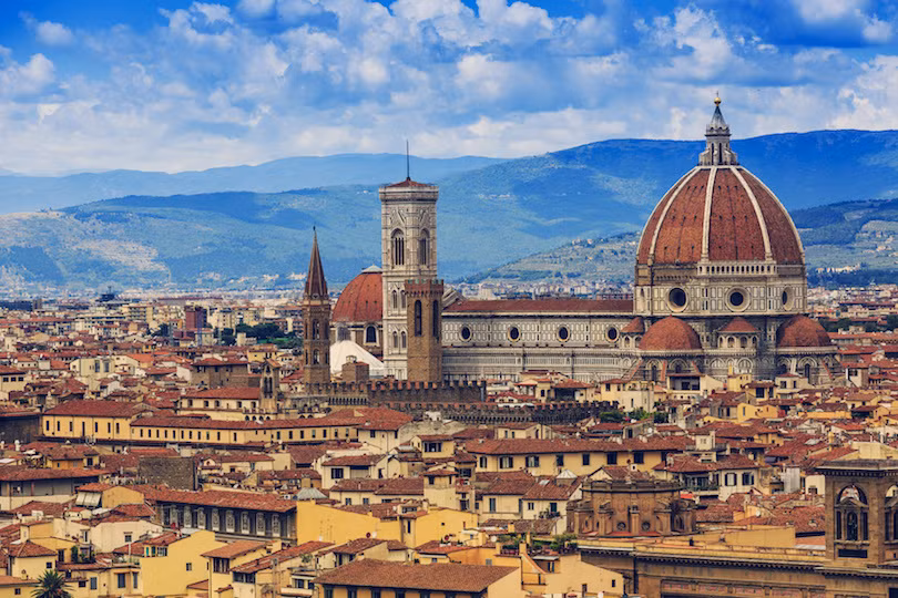 Được xây dựng từ năm 1296 - 1436, nhà thờ Santa Maria del Fiore là biểu tượng của thành phố Florence, Italia. Đây là một trong những nhà thờ lớn nhất của Italia và là công trình có mái vòm bằng gạch lớn nhất từng được xây dựng cho đến nay.