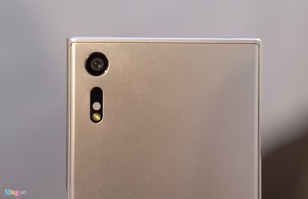 Máy có camera chính 23 MP, dùng ống kính G góc rộng 24 mm. Sony còn tích hợp cảm biến đo màu sắc RGBC-IR đem lại khả năng cân bằng trắng tốt hơn. Cùng với đó làhệ thống chống rung 5 trục điện tử, không phải chống rung quang học.