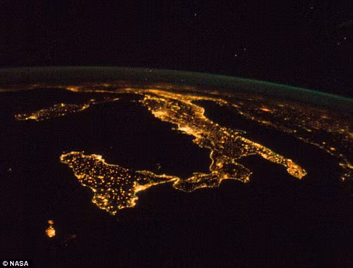 Italy với hình dáng giống chiếc ủng quen thuộc.