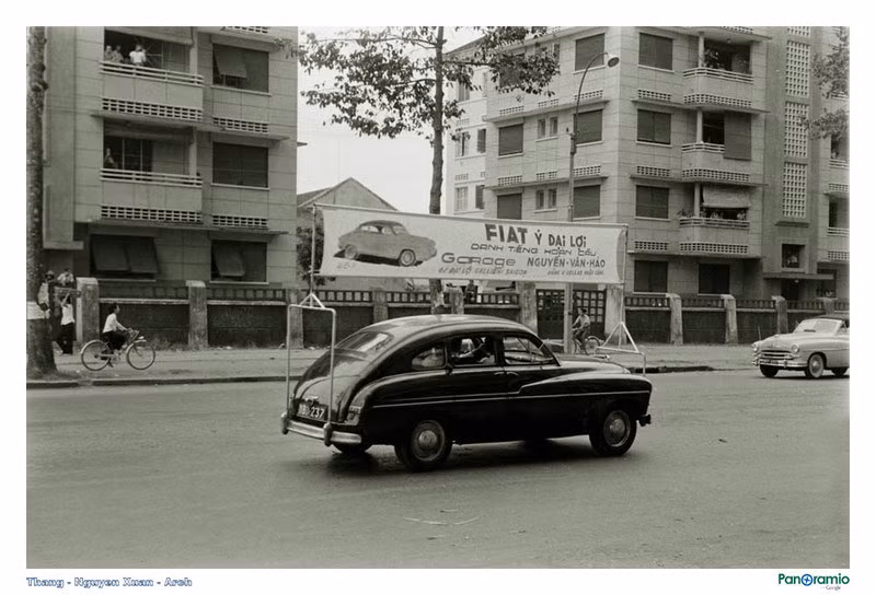 Một chiếc Fiat trưng băng-rôn quảng cáo độc đáo cho dòng xe của mình ở Sài Gòn năm 1955.