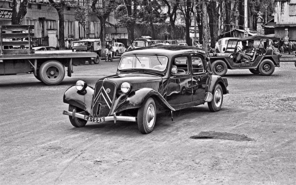 Một chiếc Citroen bóng lộn đến mức có thể... soi gương trên đường phố Sài Gòn cuối năm 1968.