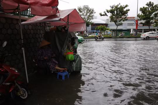 Mua lon duong vao san bay Tan Son Nhat lai ngap-Hinh-6