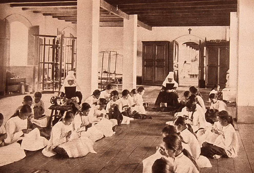 Các thiếu nữ học thêu tại một tu viện ở Cửa Lò, Nghệ An.