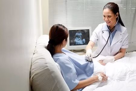 Với những người mẹ bị thủy đậu trong khoảng thời gian trước sinh năm ngày đến sau sinh 48 giờ, trẻ sinh ra dễ mắc bệnh thủy đậu chu sinh và có tỉ lệ tử vong cao (khoảng 30%).