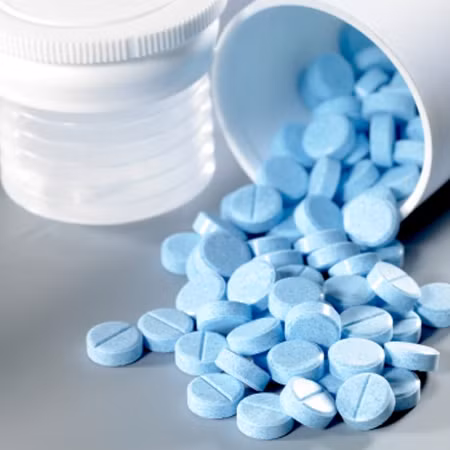 Phải cắt cụt “của quý” vì dùng Viagra quá liều (Colombia). Tháng 9/2013, Gentil Ramirez Polania, một cựu viên cảnh sát, 66 tuổi, đến từ Colombia, đã phải chấp nhận cắt bỏ “của quý” sau khi đã uống Viagra quá liều vì muốn thể hiện với bạn gái. Sau khi cương cứng trong nhiều ngày liền, “của quý” của nạn nhân bắt đầu có những biểu hiện bị hoại tử. Ông buộc phải nhập viện vì quá đau đớn. Khi đó, ông không còn lựa chọn nào khác là cắt bỏ “cậu nhỏ” nếu không muốn nó lây sang các bộ phận khác.