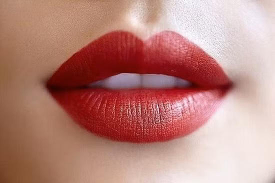 Tô son 2 lớp. Một lớp son phủ duy nhất không có khả năng kéo dài quá lâu, vì vậy, để son lâu trôi hơn, bạn sẽ cần phải tô nhiều hơn một lớp. Bạn có thể sử dụng khăn giấy để thấm son trước khi tô lớp son khác. Nếu tô từ 2-3 lớp, bạn sẽ thấy màu son sẽ lưu lại trên môi trong khoảng thời gian dài.
