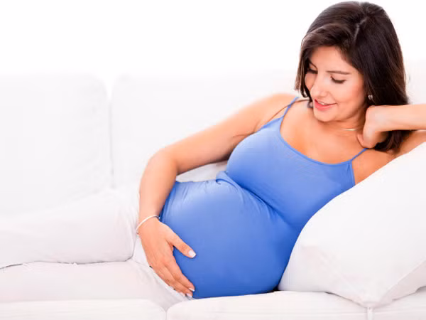 Giữ mát vào ban đêm. Phụ nữ mang thai thường bị đổ mồ hôi ban đêm. Thay đổi nội tiết khiến cơ thể tăng nhiệt tương tự như phụ nữ bước vào độ tuổi mãn kinh. Khi ngủ, bạn hãy thử một chiếc gối làm bằng lông vũ và đảm bảo quần áo ngủ làm bằng chất cotton mềm mại.