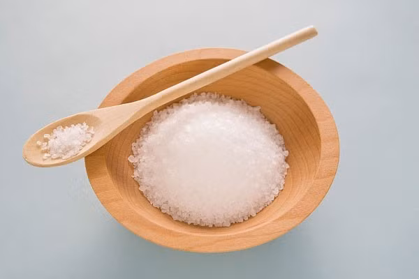 Từ trong dân gian nhiều bà mẹ sau khi sinh đã dùng muối đắp lên vùng bụng để giúp đánh tan mỡ lấy lại vùng bụng săn gọn. Cách này cũng được nhiều bà mẹ phản hồi hiệu quả cao nếu kiên trì thực hiện. Cách giảm cân đơn giản này như sau: rang nóng muối lên sau đó để còn ấm thì cho vào cái khăn đắp lên vùng bụng kiên trì áp dụng hàng ngày sẽ có được kết quả như ý.