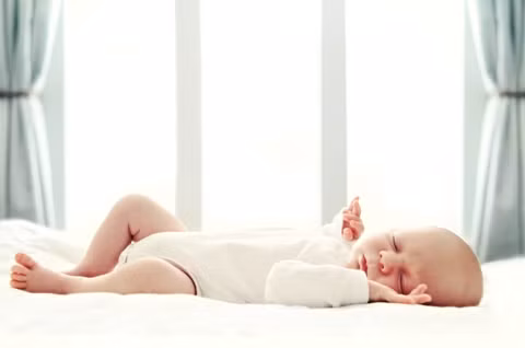 Khi không sử dụng điều hòa, bạn nên mở phòng của bé cho thoáng khí.